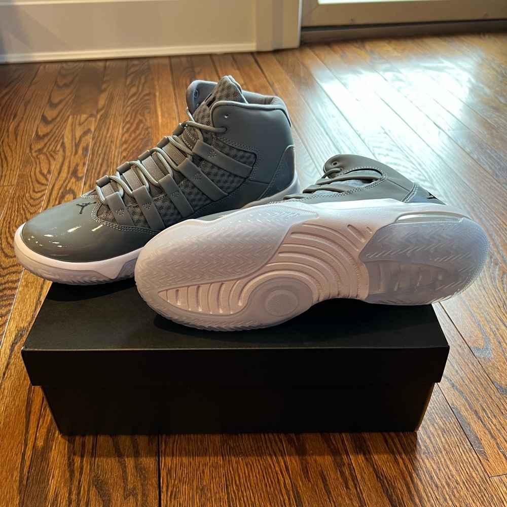 NEW Jordan Max Aura sneakers in cool grey/black-white-clear size men’s 8.5